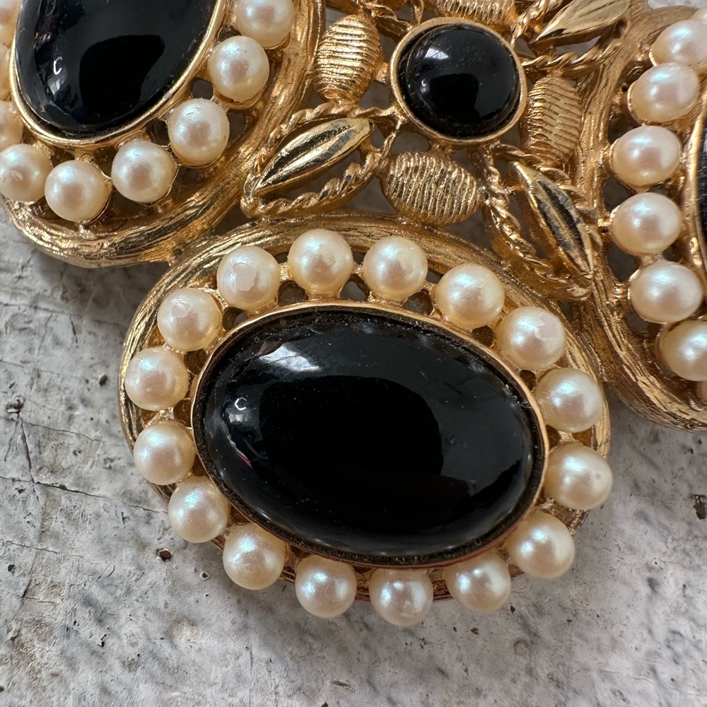 Vintage 70s Faux Pearl Simulated Onyx Gold Tone Maltese Cross Brooch - Picture 3 of 6